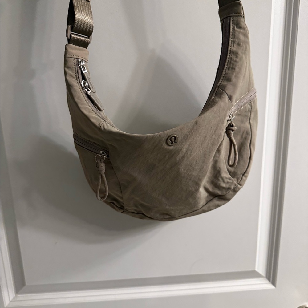 lululemon athletica slouchy sling bag 6L olive green/gray